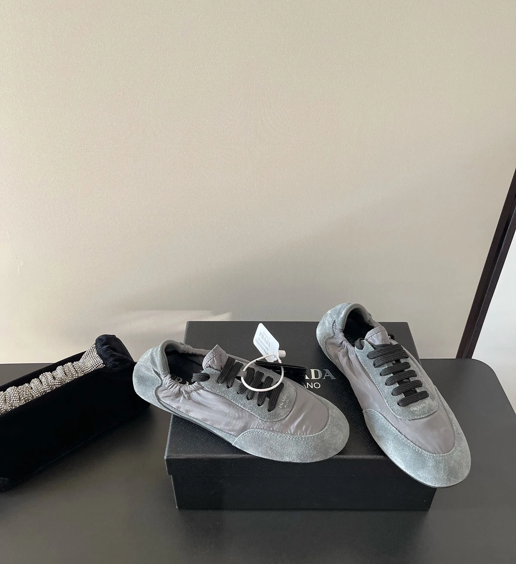 👟👟Ex-factory price 540👟👟 PRADA multi-color comfortable new Dexun ballet shoes in early spring🥂 The original top-quality replica is sold simultaneously at the counter. The fabric is made of specially imported fabrics mixed with Beijing leather. The whole pair of shoes has a very high texture. The lining is cowhide and the original imported rubber sole. The style is simple and fashionable, and the upper feet are very delicate! Color: 11 colors Heel height: flat Size: 35-41 (40 to 41 customized, non-refundable)